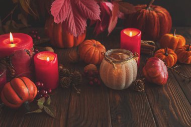 Balkabakları, Mumlar ve Mevsimlik Dekorasyonlarla Sonbahar Durgun Yaşamı