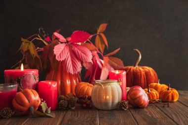 Balkabakları, Mumlar ve Mevsimlik Dekorasyonlarla Sonbahar Durgun Yaşamı