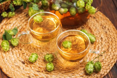 Cam Bardaklarda Taze Sıçrayan Çay ve Kırsal Arka planda Çaydanlık