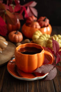 Balkabağı Kupası, Bundt Pastası ve Mevsimlik Dekorla Sonbahar Kompozisyonu