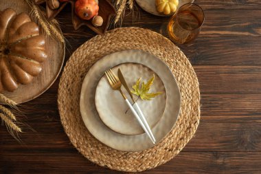 Şükran Günü için Kabak ve Hasat Dekorasyonu ile Rustik Sonbahar Masa Ayarları