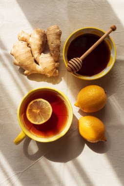 Limon Çayı, Zencefil ve Balla Güneş Işığı Altında Düz Yerde