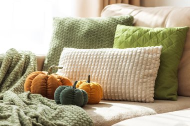 Kumaş kabaklar ve desenli yastıklarla Konforlu Sonbahar Koltuğu