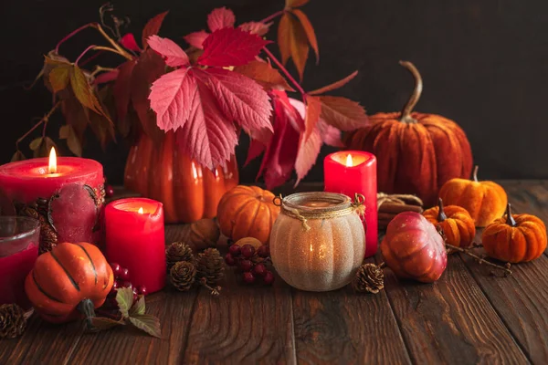 Balkabakları, Mumlar ve Mevsimlik Dekorasyonlarla Sonbahar Durgun Yaşamı