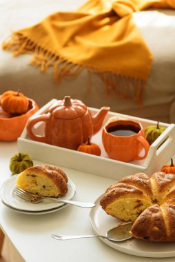 Balkabaklı, çay takımlı ve pastalı sonbahar oturma odası dekoru..
