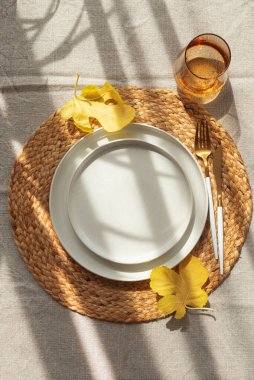 Beyaz Tabakta Sarı Yapraklı Masa Ayarları ve Güneş Işığı Altında Dokuma