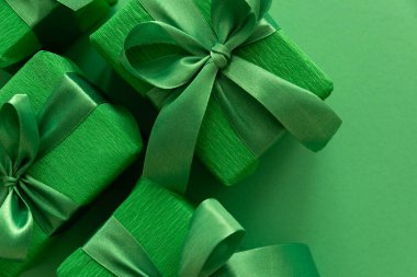 Katı Yeşil Arkaplanda Uzayı Kopyalayan Yeşil Hediye Kutuları