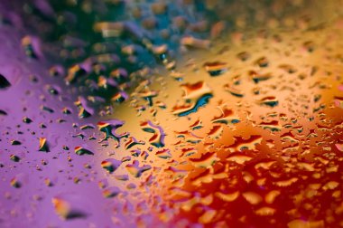 Mor, mavi, kırmızı ve turuncu boncuk su renkli arka plan.