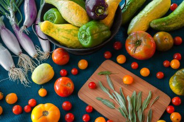 Soğan, domates, kabak, biber, adaçayı ve Deniz Mavisi mavi renkli arka plan üzerinde salatalık dahil taze üretmek bir lütuf.