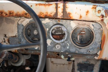 Çürüyen Pano terkedilmiş bir araba.