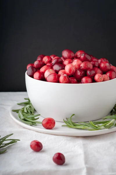 Cranberries Vermelhas Festivas Uma Tigela Branca Uma Placa Com Folhas — Fotografia de Stock