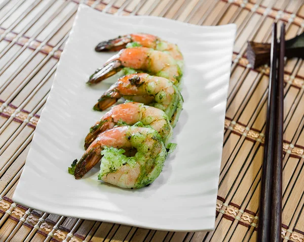 Cinq Grosses Crevettes Préparées Avec Une Sauce Ail Style Asiatique — Photo