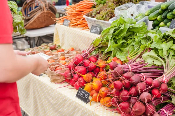 Purchasing Beets Local Farmers Market — Stock Photo, Image