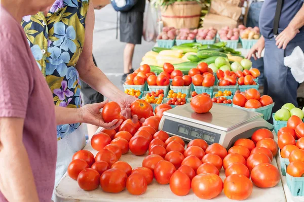 Women Weighing Fresh Tomatoes Purchase Market — Stock Photo, Image