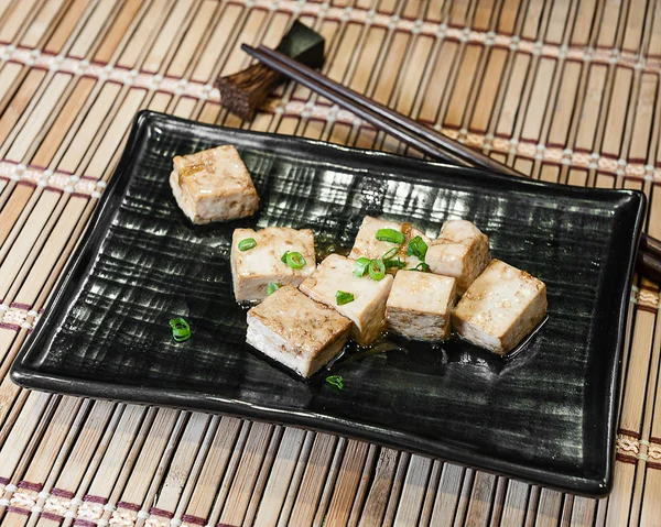 Assiette Asiatique Tofu Avec Des Oignons Verts Sur Napperon Bambou — Photo