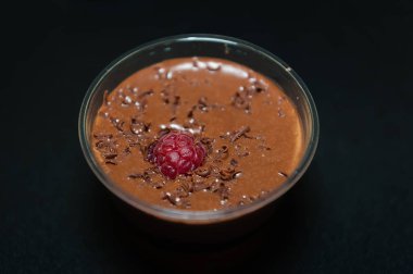 Çikolata Hindistan cevizi mousse akçaağaç pecans, berry komposto ve çikolata parçaları ile.