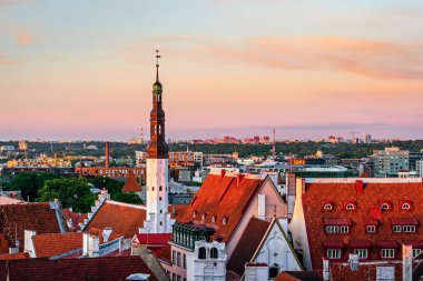 Eski Tallinn yaz aylarında gün batımında görüntüleyin. Estonya