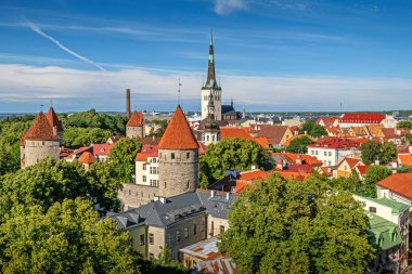 Tallinn tarihi kent görünümünde yaz günü, Estonya