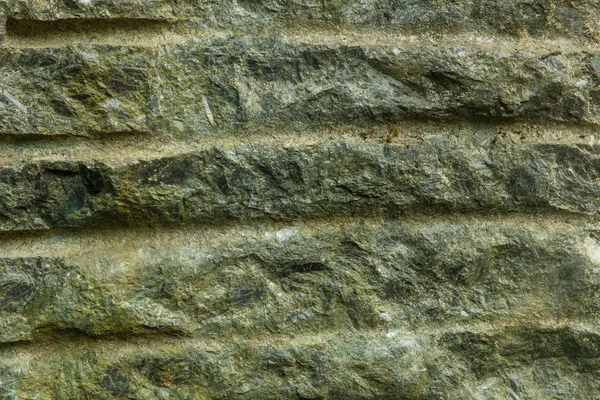 小さな亀裂で覆われた古い汚れた風化した壁 — ストック写真