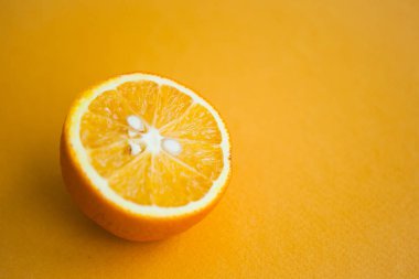 Sarı arka planda turuncunun yarısı