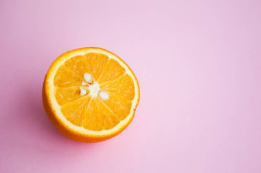 Turuncu pembe bir arka plan üzerinde yarısı