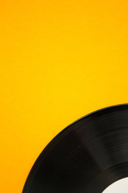 Sarı arka planda siyah vynil disk. Sarı arkaplanda hiç kayıt yok