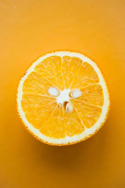 Hälfte Orange Auf Gelbem Hintergrund — Stockfoto