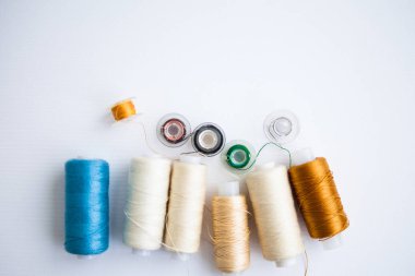 beyaz zemin üzerine dikiş araçları