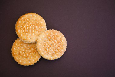 Kahverengi arka planda üç tanımlama bilgisi