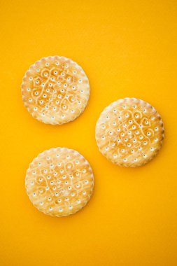 Sarı arka planda üç tanımlama bilgisi