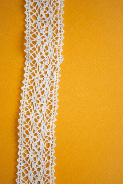 Białe Sznurowadła Żółtym Tle — Zdjęcie stockowe