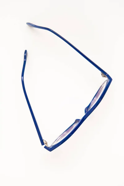 Gafas Sobre Marco Azul Sobre Fondo Blanco —  Fotos de Stock