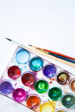 Su rengi boya (aquarelle) ve beyaz arka plan üzerinde fırçalar