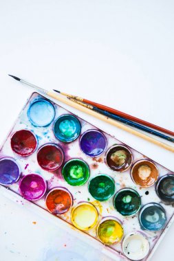 Su rengi boya (aquarelle) ve beyaz arka plan üzerinde fırçalar