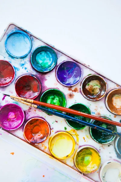 Su rengi boya (aquarelle) ve beyaz arka plan üzerinde fırçalar