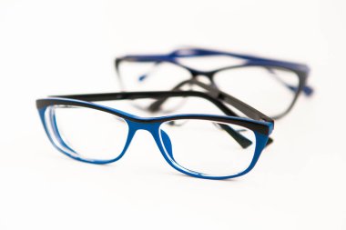 Beyaz arka plan üzerinde mavi çerçeveli gözlük (gözlük)