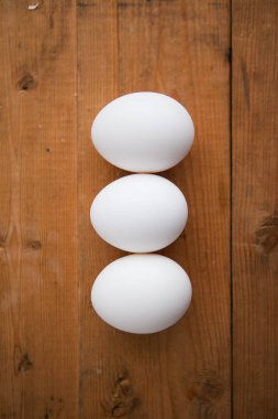 Ahşap arka planda beyaz yumurtalar