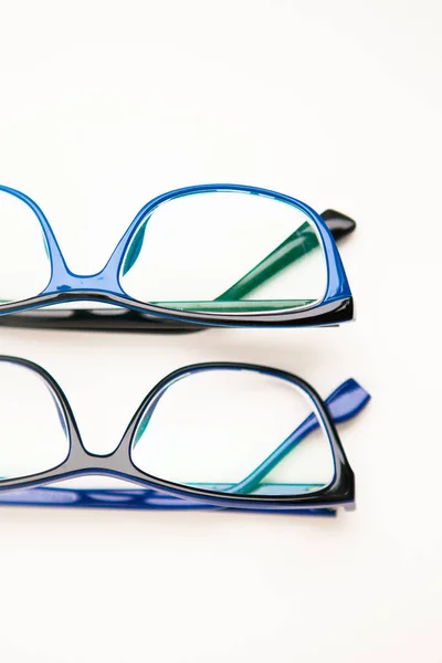 Óculos Moldura Azul Sobre Fundo Branco — Fotografia de Stock
