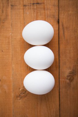 Ahşap arka planda beyaz yumurtalar