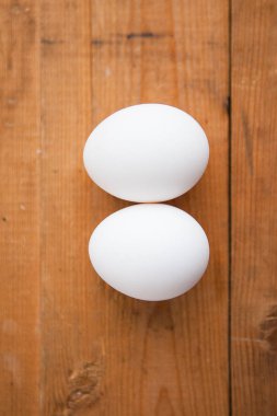 Ahşap arka planda beyaz yumurtalar