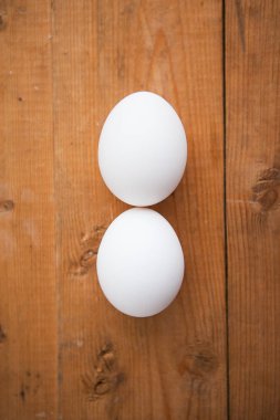 Ahşap arka planda beyaz yumurtalar