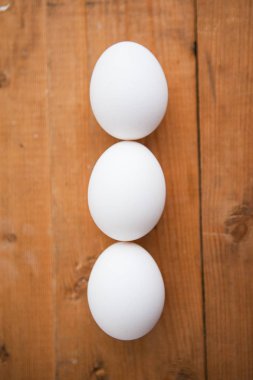 Ahşap arka planda beyaz yumurtalar