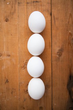 Ahşap arka planda beyaz yumurtalar
