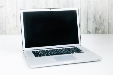 Açık arka planda dizüstü bilgisayar (dizüstü bilgisayar)