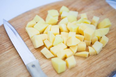 Kesme tahtasında kesilmiş patatesler