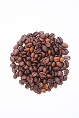 Beyaz arka planda kahve çekirdekleri