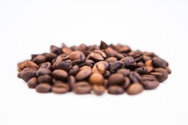 Beyaz arka planda kahve çekirdekleri