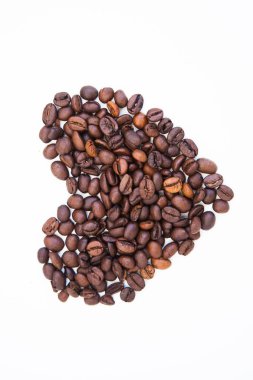 Beyaz arka plan üzerinde kalp şeklinde kahve çekirdekleri