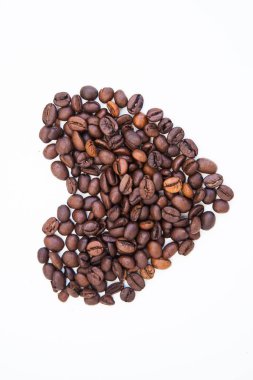 Beyaz arka plan üzerinde kalp şeklinde kahve çekirdekleri