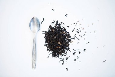 Demleme ve beyaz arka plan üzerinde kaşık